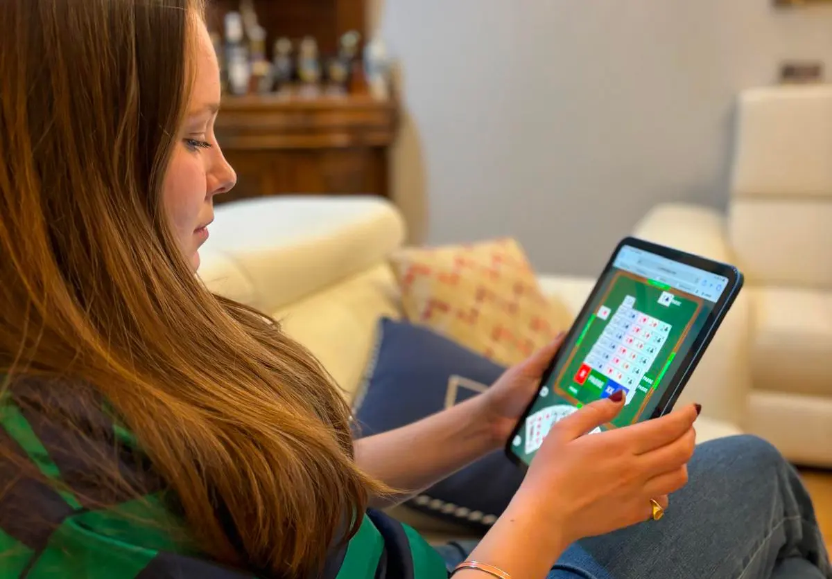 Bridgeä pelaava henkilö